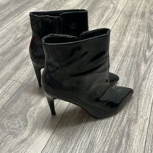 Black shinny fake leather ankle boots